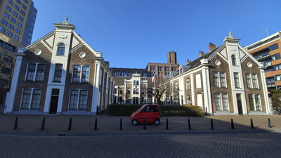 904111 Gezicht op de gebouwen van de Liefdadige Vereeniging van de Heilige Joseph aan de Sterrenhof te Utrecht.